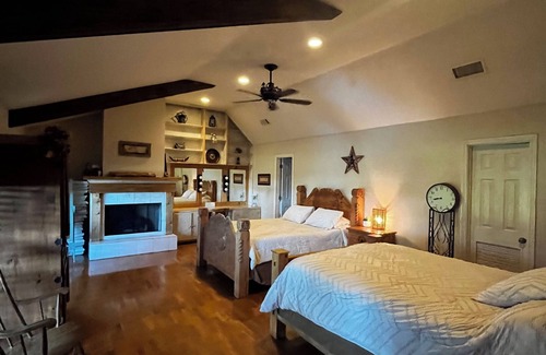 Willis Cabina | Lake Conroe Spacious Waterfront Retreat 8 BR, piscina cubierta climatizada, hoguera