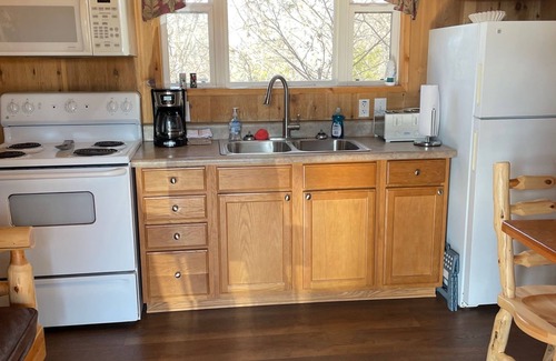 Branson Cabaña | Serenity Falls Cabin includes 2 bedrooms (1 with a queen size bed and 1 with a full size bed), 1 fut