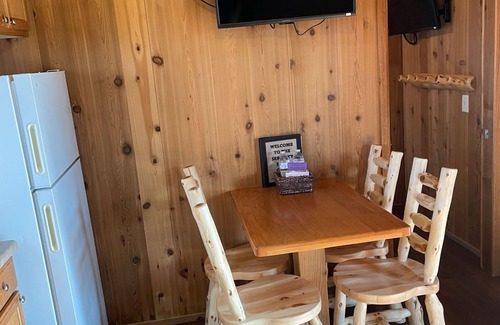 Branson Cabaña | Serenity Falls Cabin includes 2 bedrooms (1 with a queen size bed and 1 with a full size bed), 1 fut