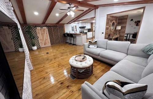 Fort White Cabina | Farmhouse near FL Springs. Cabin, game room, fire-pit, grill, pond, trampoline.