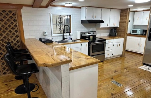 Fort White Cabina | Farmhouse near FL Springs. Cabin, game room, fire-pit, grill, pond, trampoline.