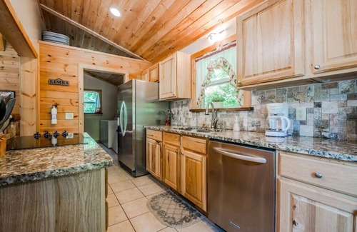 Helen Cabina | Capilla aislada cabina | 1BR 2 BA | Bañera de hidromasaje | Rutas de senderismo | Pozo de fuego