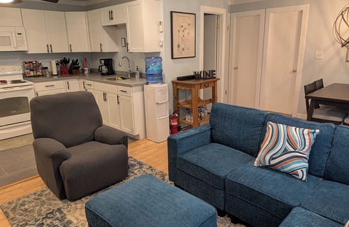 Bergton Cabina | Serenity Haven - dog-friendly cabin with grill, hot tub, firepit