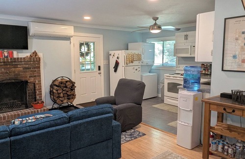 Bergton Cabina | Serenity Haven - dog-friendly cabin with grill, hot tub, firepit