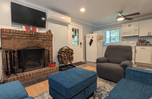 Bergton Cabina | Serenity Haven - dog-friendly cabin with grill, hot tub, firepit