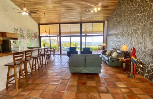 La Fortuna Casa | Nueva casa de vacaciones con magníficas vistas panorámicas y piscina.