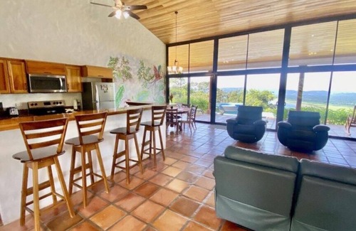 La Fortuna Casa | Nueva casa de vacaciones con magníficas vistas panorámicas y piscina.