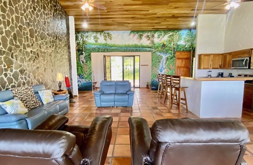La Fortuna Casa | Nueva casa de vacaciones con magníficas vistas panorámicas y piscina.