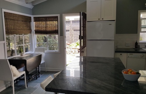 Corona del Mar Casa | SERENITY IN CDM: Casa de campo privada y jardines en XL Lot