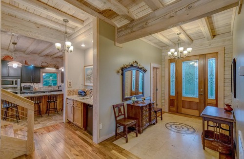 Mill Spring Casa | La "serenidad" combina el atractivo de la cabina clásica con las comodidades que necesita durante su escape