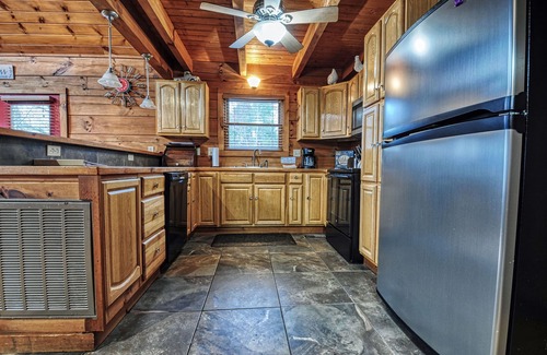Sevierville Chalet De Esquí | Serenity Mountain Chalet - Secluded property with beautiful view of the Smokies