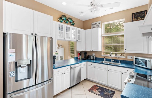 Jose's Hideaway Casa | SERENITY NOW~1 Min. To BEACH!-SCREENED-IN HEATED POOL-2 Carts-4&6, Island Club