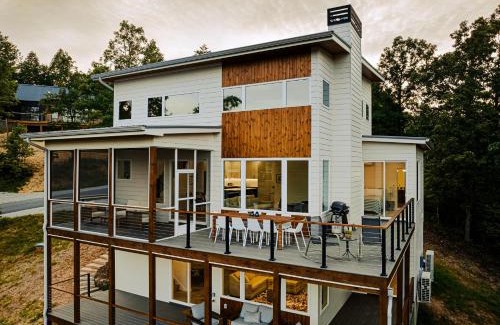 Young Harris Casa | Serenity Now 4br Fall Retreat Deck Fireplace