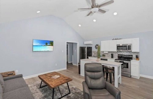 Morrilton Casa | Serenity Now! Modern lakeside cottage