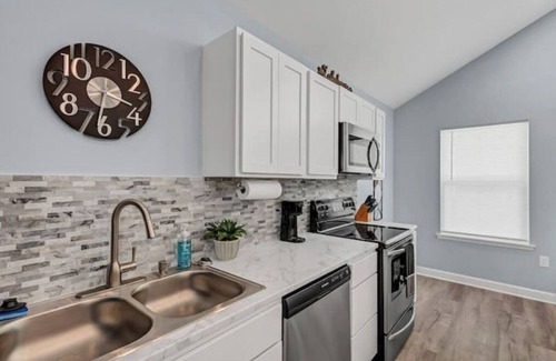 Morrilton Casa | Serenity Now! Modern lakeside cottage