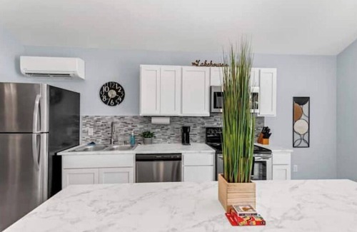 Morrilton Casa | Serenity Now! Modern lakeside cottage