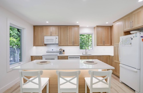 Haliburton Cabaña | Serenity Now! Beautiful Drag Lake. Beach, dock, hot tub and fire pit. Flat lot.