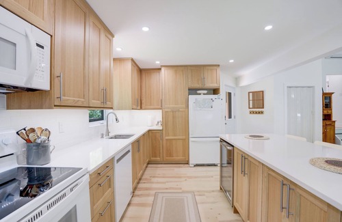 Haliburton Cabaña | Serenity Now! Beautiful Drag Lake. Beach, dock, hot tub and fire pit. Flat lot.