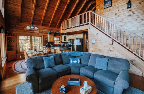 Tuckasegee Cabina | Serenity on Cedar - Log Cabin Sleeps 11 - Internet, 5 TV's and Foosball