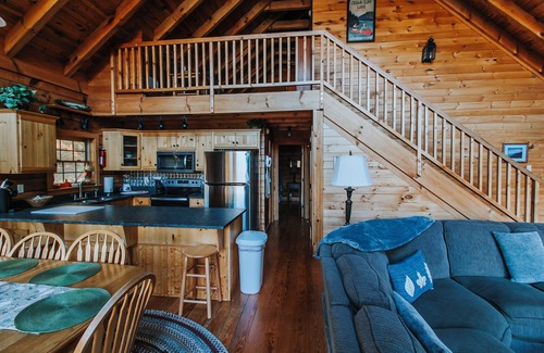 Tuckasegee Cabina | Serenity on Cedar - Log Cabin Sleeps 11 - Internet, 5 TV's and Foosball