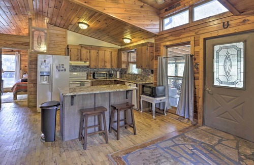 Dial Cabina | Serenity on the Creek Cabin + Hot Tub & Grill