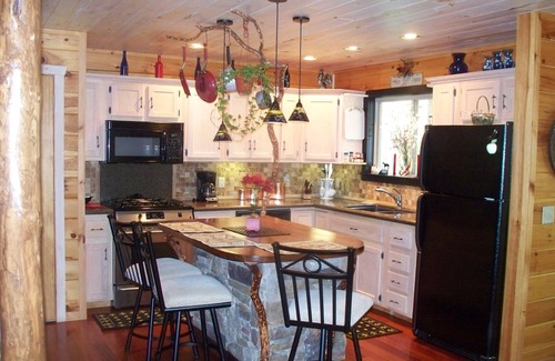 Ellijay Cabina | Serenity on the Creek-SECLUDED-Top Quality-Romantic-Hot Tub, WiFi, senderismo cerca