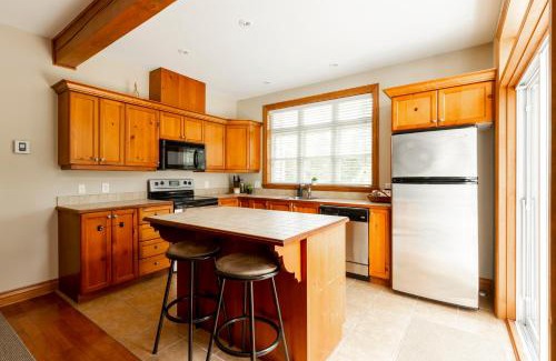 Mont-Tremblant Chalet De Esquí | Serenity Peaks Lodge by InstantSuites-LaBete Golf
