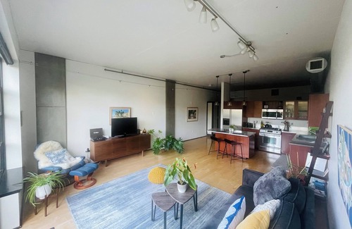 Pearl District Condominio | Serenity Pearl: West-Facing private terrace, garden, Roomba, Roku TV, parking