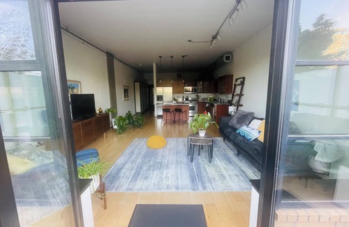 Pearl District Condominio | Serenity Pearl: West-Facing private terrace, garden, Roomba, Roku TV, parking