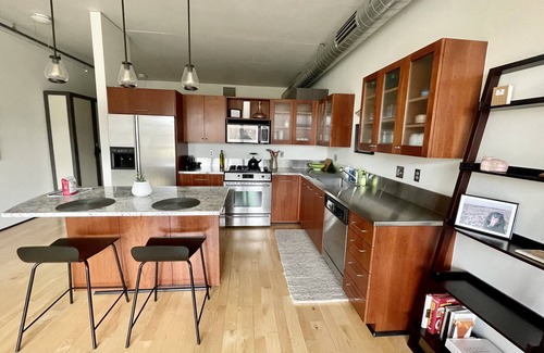 Pearl District Condominio | Serenity Pearl: West-Facing private terrace, garden, Roomba, Roku TV, parking