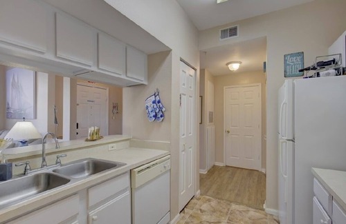 Clearwater Condominio | Serenity Pool Side Cozy 1-bedroom condo in lovely Clearwater - AC; fitness room