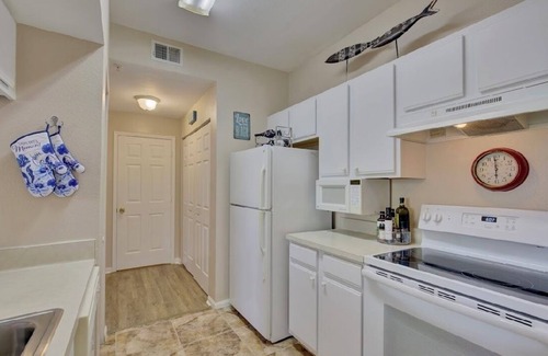 Clearwater Condominio | Serenity Pool Side Cozy 1-bedroom condo in lovely Clearwater - AC; fitness room