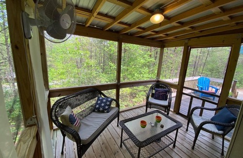 Mill Spring Cabina | Serenity Ridge Cabin A: Couple's Getaway + Hot Tub