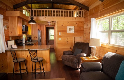 Mill Spring Cabina | Serenity Ridge Cabin B: Couple's Retreat + Hot Tub