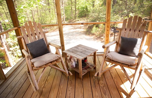 Mill Spring Cabina | Serenity Ridge Cabin C: Couple's Escape