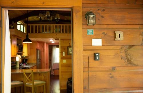 Mill Spring Cabina | Serenity Ridge Cabin D: Hideaway + Hot Tub