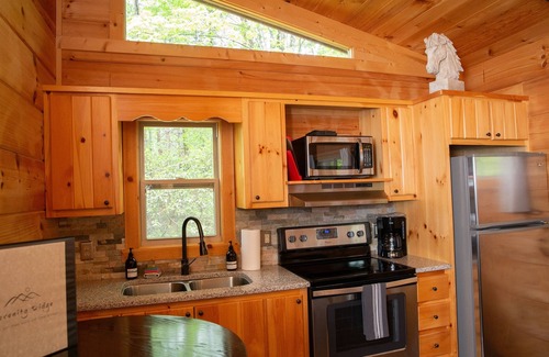 Mill Spring Cabina | Serenity Ridge Cabin E: Couple's Holiday