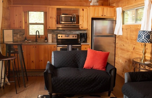 Mill Spring Cabina | Serenity Ridge Cabin E: Couple's Holiday