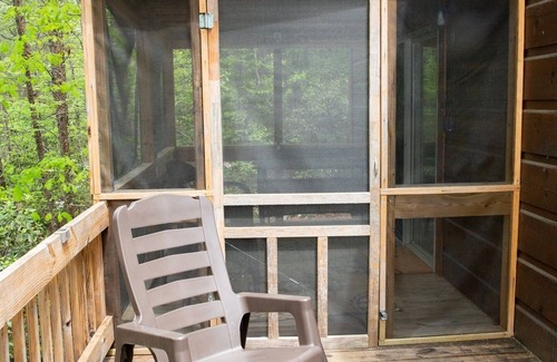 Mill Spring Cabina | Serenity Ridge Cabin E: Couple's Holiday