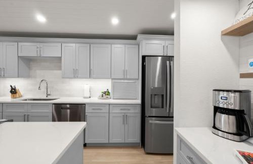 New Smyrna Beach Apartamento | Serenity Shores Renovated Top Floor Condo w Stunning Ocean Views