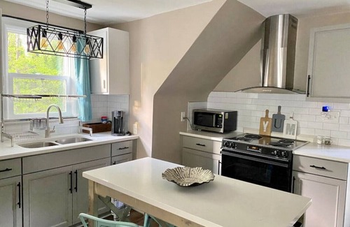 High Point Apartamento | Serenity Studio · Adorable & Spacious Studio with Full Kitchen near HPU