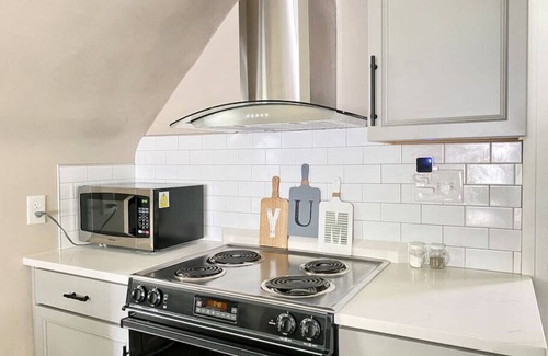 High Point Apartamento | Serenity Studio · Adorable & Spacious Studio with Full Kitchen near HPU