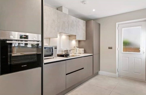Ascot Casa | Serenity Stylish 5-Bed - Call 4 LONG STAY discount