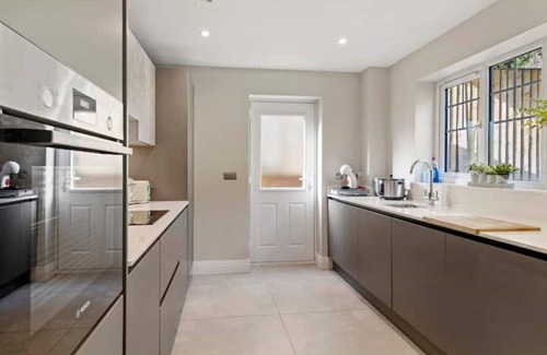 Ascot Casa | Serenity Stylish 5-Bed - Call 4 LONG STAY discount