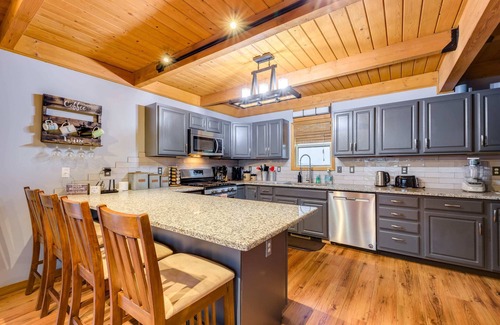 McHenry Chalet De Esquí | Serenity Sunsets! 2.8miles to WISP, hot-tub, pets