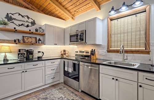 Blairsville Cabina | “Serenity Wow!” Cabin on the Creek Close to Town