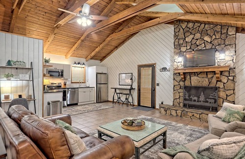 Blairsville Cabina | “Serenity Wow!” Cabin on the Creek Close to Town