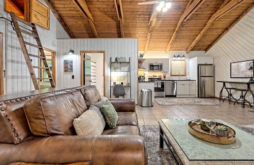 Blairsville Cabina | “Serenity Wow!” Cabin on the Creek Close to Town