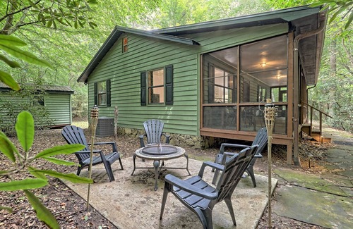 Blairsville Cabina | “Serenity Wow!” Cabin on the Creek Close to Town