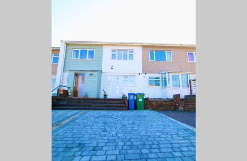 Seaford Casa | Serenity "your calm seafront retreat" By Air Premier